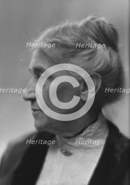 Mitchell, Mary, Mrs., portrait photograph, 1913. Creator: Arnold Genthe.