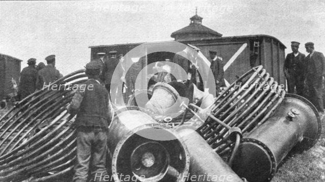 'Les Revers Russes; le cuivre et le bronze sous toutes les formes, emportes de Varsovie', 1915. Creator: Unknown.