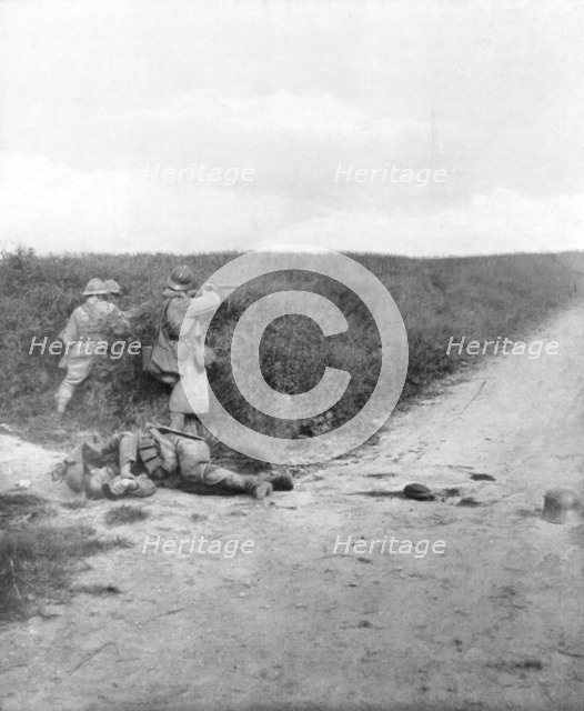 French machine gunners sweeping a road, Courcelles, south-east of Montdidier, France, 9 June 1918. Artist: Unknown