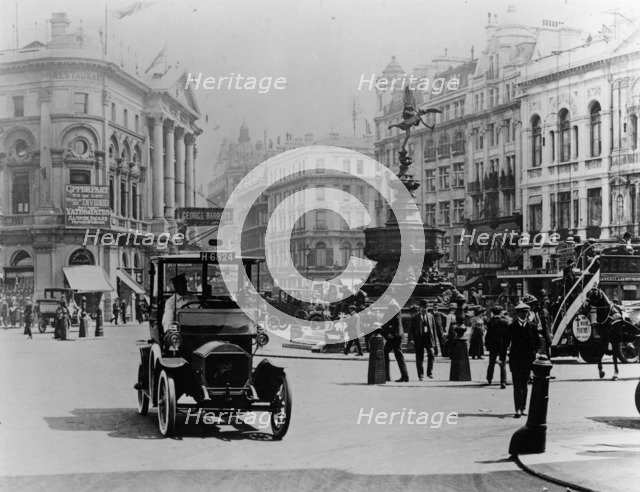 Piccadilly Circus, 1910. Artist: Unknown