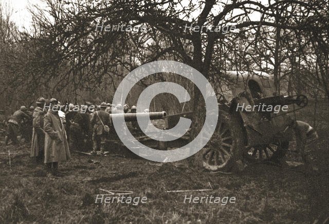 'Dans la Bataille; Mise en batterie d'un 155 Schneider', 1918. Creator: Unknown.