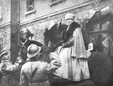 'En Roumanie Liberee; La reine Marie, a cheval et en tenue de general,est saluee par un..., 1918. Creator: Unknown.