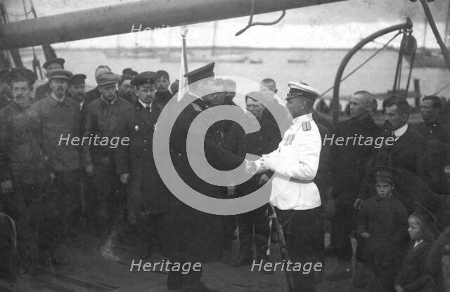 Georgii Iakovlevich Sedov and Members of the Expedition with Those Seeing Them off on the..., 1912. Creator: Nikolay Vasilyevich Pinegin.