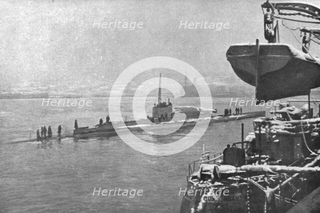 'La Paix Victorieuse; En rade par temps de neige: un grand monitor submersible britannique..., 1919. Creator: Unknown.