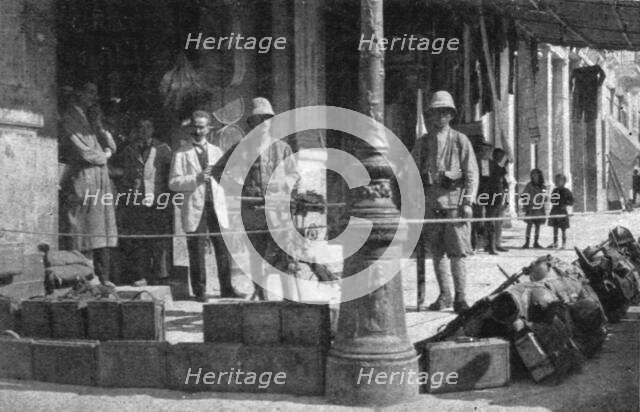 'Les Evenements de Grece; Mitrailleuses sur la place de la Concorde et au coin d'une rue', 1917. Creator: Unknown.