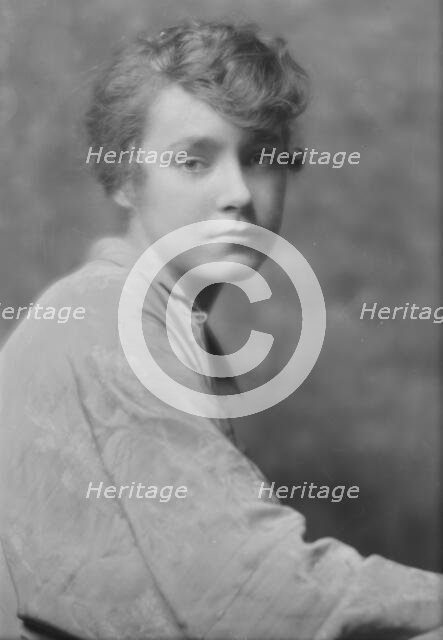 Bain, Marjorie, Miss, portrait photograph, 1914 Nov. 28. Creator: Arnold Genthe.