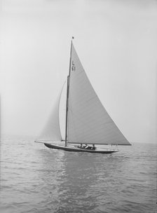 The 6 Metre class 'Nurdug III' sailing upwind, 1913. Creator: Kirk & Sons of Cowes.