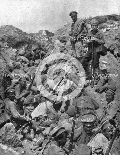 'La Supreme Offensive Russe; La deuxieme vague d'assaut attendant le signal: en haut..., 1917. Creator: Unknown.