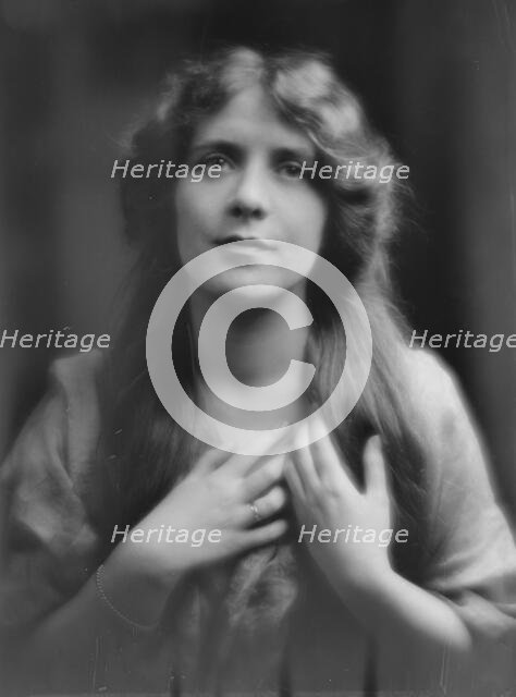 Dore´, M., Miss, portrait photograph, 1913 Mar. 27. Creator: Arnold Genthe.