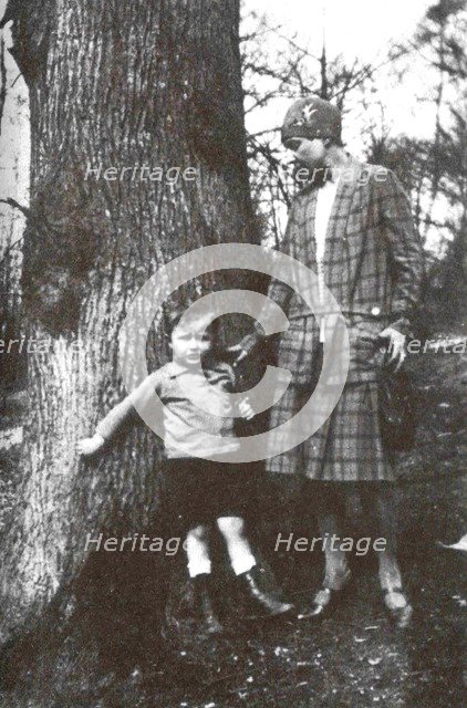 Marina Tsvetaeva with her son, 1928.