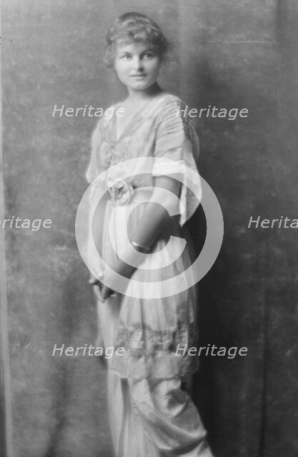 Allen, Dorothy, Miss, portrait photograph, 1914 Aug. 13. Creator: Arnold Genthe.