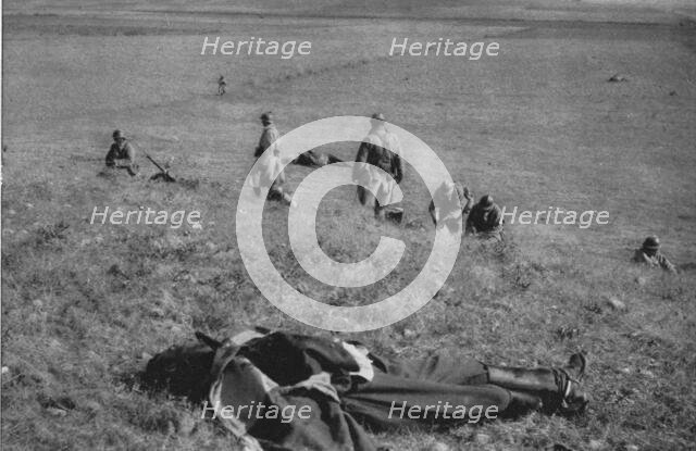 'La Campagne Macedonienne; Les cavaliers serbes a pied se deploient en ligne de..., 1916. Creator: Unknown.