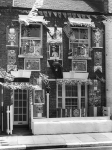 A well-bedecked house in silver jjubilee year, Fulham, London, 1977. Artist: Unknown