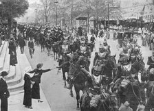 'French cuirassiers riding through the streets of Paris on their way on the front', 1914. Artist: Unknown.