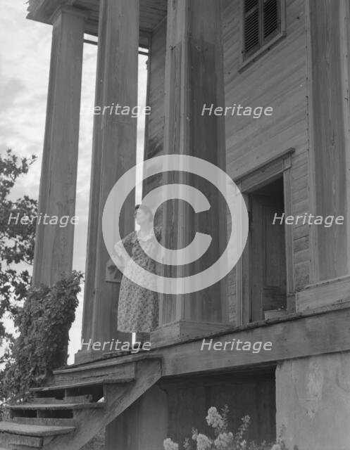 Antebellum plantation house in Greene County, Georgia, 1937. Creator: Dorothea Lange.