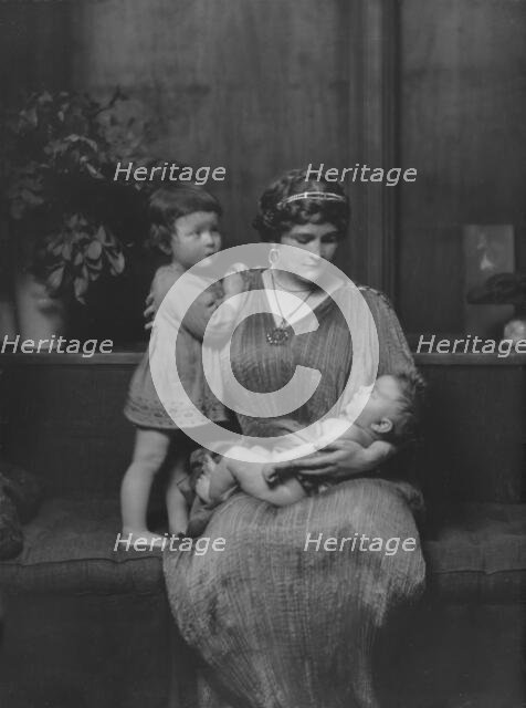Zogbaum, Mrs., and children, portrait photograph, 1917 Apr. 27. Creator: Arnold Genthe.