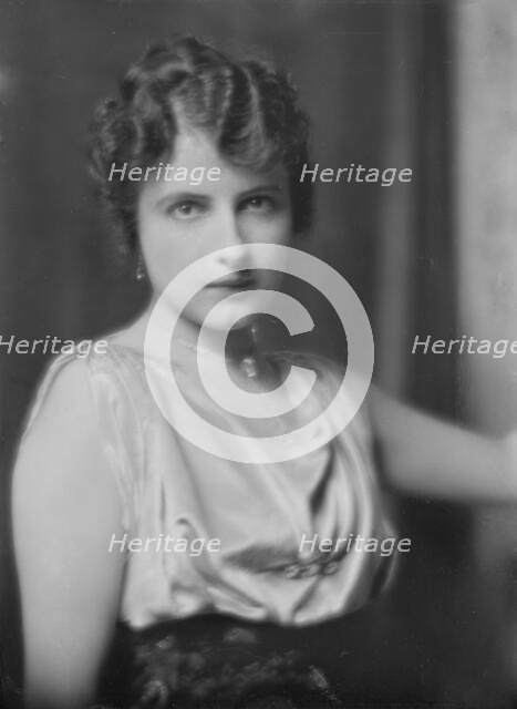 Mrs. D. Porticelli, portrait photograph, 1918 May 1. Creator: Arnold Genthe.