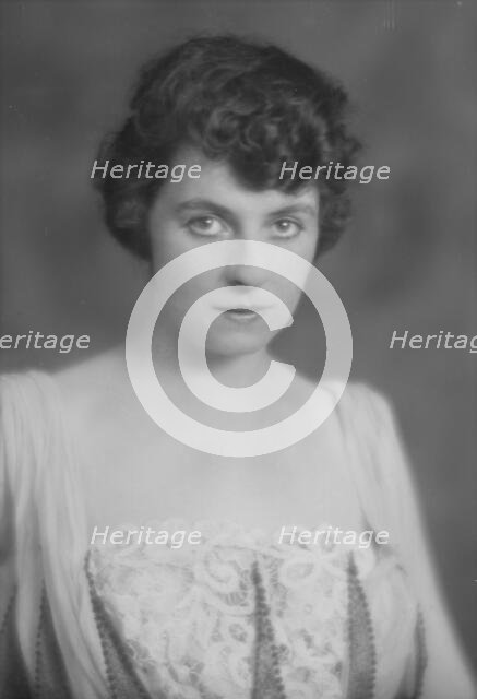 Congdon, D.E., Mrs., portrait photograph, 1915 July 23. Creator: Arnold Genthe.