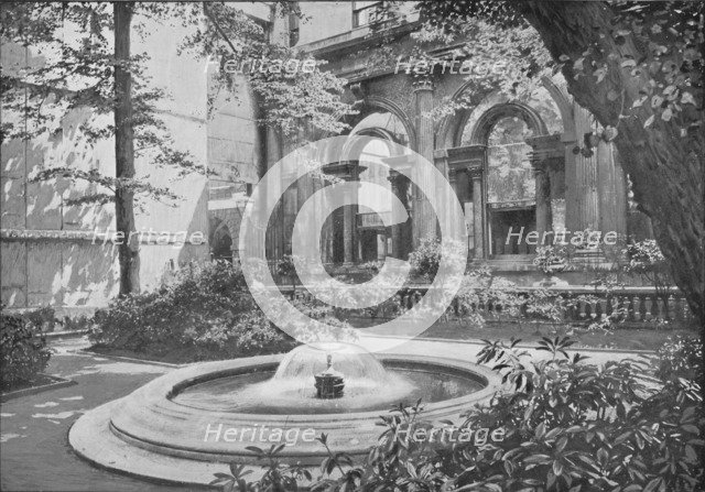 Bank of England Fountain, City of London, c1910 (1911). Artist: Pictorial Agency.