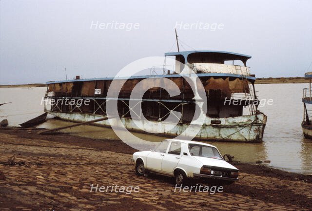Boat on the Niger river, Mopti, Mali, 1990.  Creator: Amanda Waite.