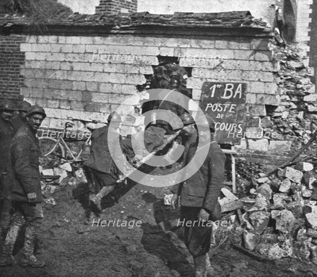 'Dans la bataille; un poste de secours dans la region de Moreuil', 1918. Creator: Unknown.