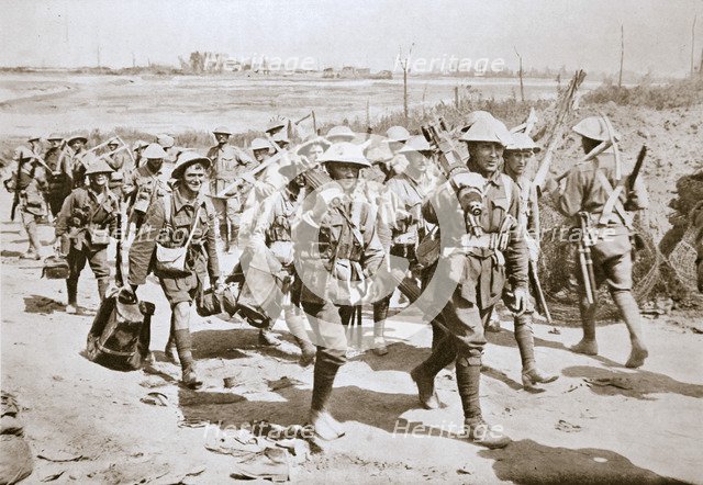 Australian machine-gunners returning from the trenches, France, World War I, 1916. Artist: Unknown
