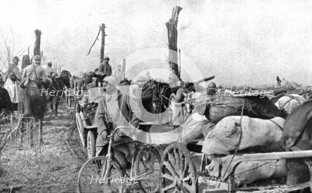 'En territoire libere; Un convoi de ravitaillement sur la route de Doincourt a Roye', 1917. Creator: Unknown.