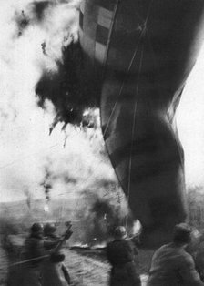 'Aerostiers et Observateurs en Ballon; Un ballon <<saucisse>>. Ramene a terre apres..., 1917. Creator: Unknown.