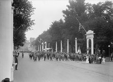 Confederate Reunion - Parade Passing Through Court of Honor, 1917. Creator: Harris & Ewing.