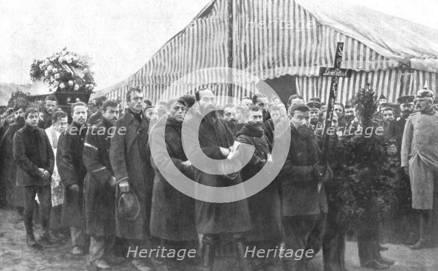 'Internes en Allemagne; au camp de concentration de parchim: le corps d'un interne Francais..., 1917 Creator: Unknown.