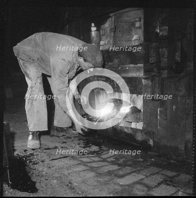 Pottery worker, Stoke-on-Trent, Staffordshire, 1965-1968. Creator: Eileen Deste.