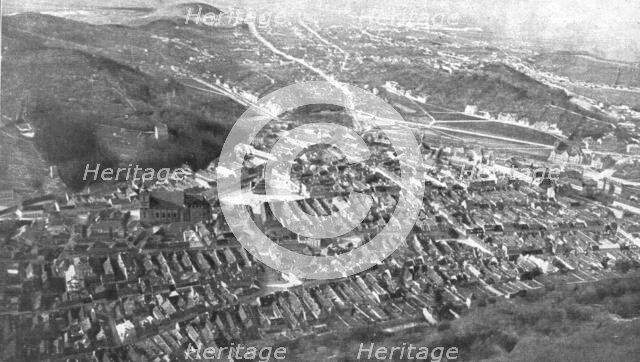 'La Roumanie dans la Guerre; Brasso, la premiere ville prise par les Roumains, vue a vol d'oiseau',  Creator: Unknown.
