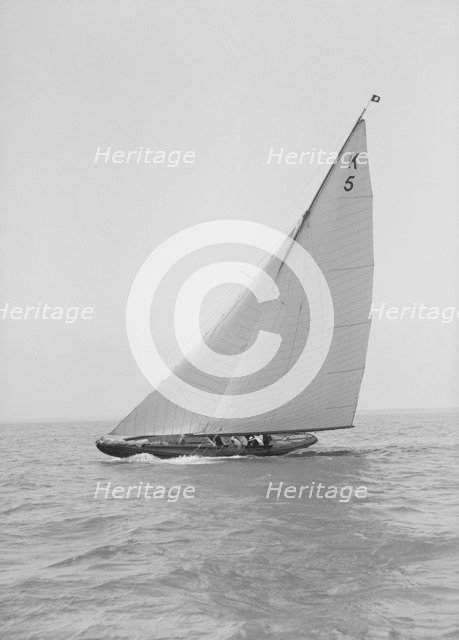 The 7 Metre yacht Strathendrick (K5), 1914. Creator: Kirk & Sons of Cowes.