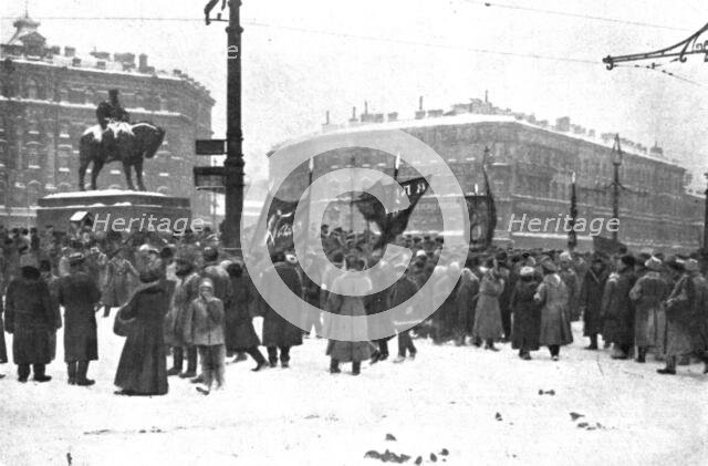 'La Revolution Russe; Les premieres manifestations sur la place Znamenskaia, a Petrograd..., 1917. Creator: Unknown.