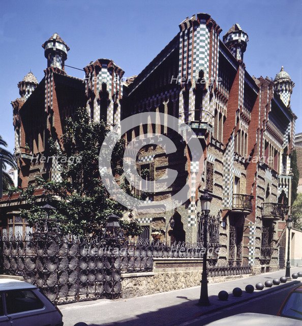 Exterior view of House Vicenç, by Antoni Gaudí.
