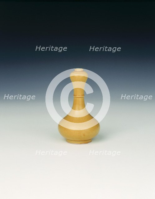 Imperial yellow glazed garlic head vase, Qing dynasty, China, 1650-1699. Artist: Unknown