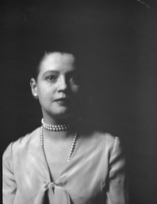 Leonard, Mrs., portrait photograph, between 1926 and 1938. Creator: Arnold Genthe.