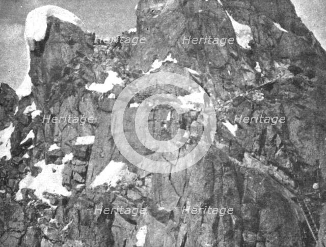 'Sur le front Italien; Dans la region du Tonale: un poste d'acces difficile', 1918. Creator: Unknown.