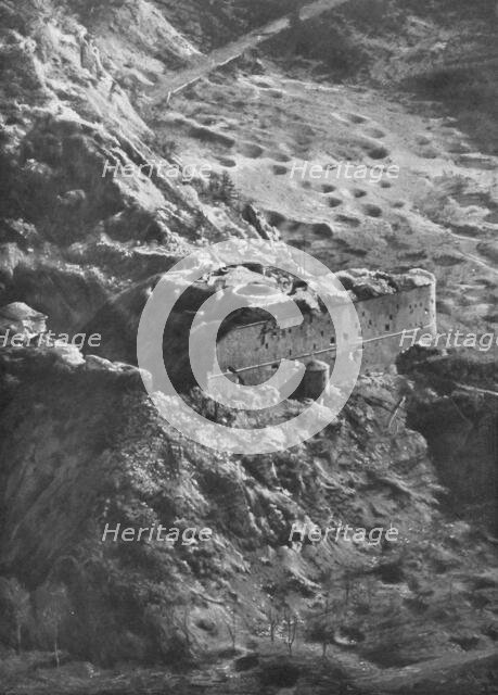 ''Le Fort de Malborghetto apres le bombardement par les canons Italiens de 305.', 1916. Creator: Unknown.