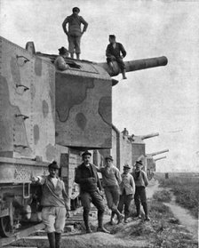 'Les Canonniers Marins; Des cuirasses sur rails: un train blinde arme de canons de 190', 1918. Creator: Unknown.