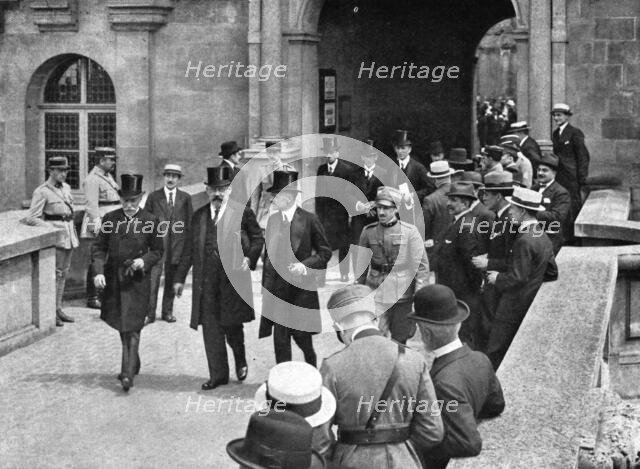 'Le retour a la paix; Au chateau de Saint-Germain-en-Laye, le 2 juin 1919: depart des..., 1919. Creator: Unknown.