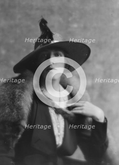 Fullen, D., Miss, portrait photograph, 1916. Creator: Arnold Genthe.