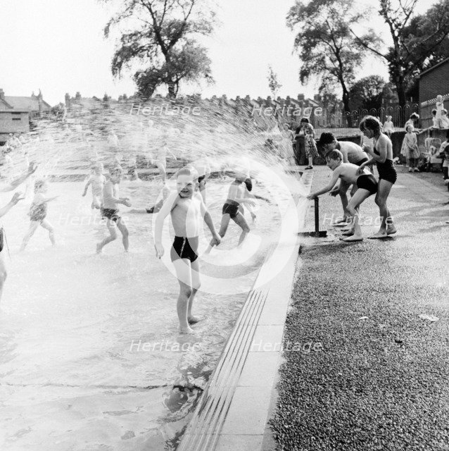Children playing in a London paddling pool, c1950s. Artist: Henry Grant