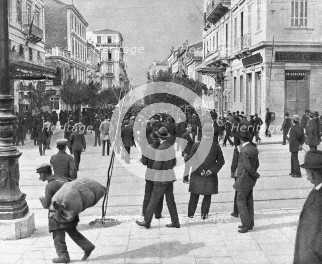 'La journee du 1 decembre 1916, A Athenes; Les premieres manifestations de la foule sur la place de  Creator: Unknown.