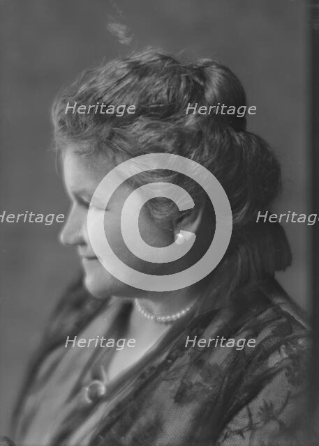 Whealy, Mrs., portrait photograph, 1915. Creator: Arnold Genthe.