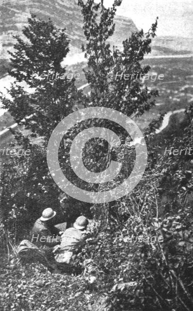 'Arret et recul Autrichiens; A l'aile gauche italienne, au Coni Zugna: poste d'observation..., 1916. Creator: Unknown.