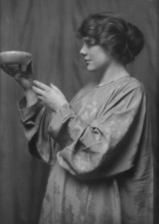 Ottie, Miss, portrait photograph, 1913. Creator: Arnold Genthe.