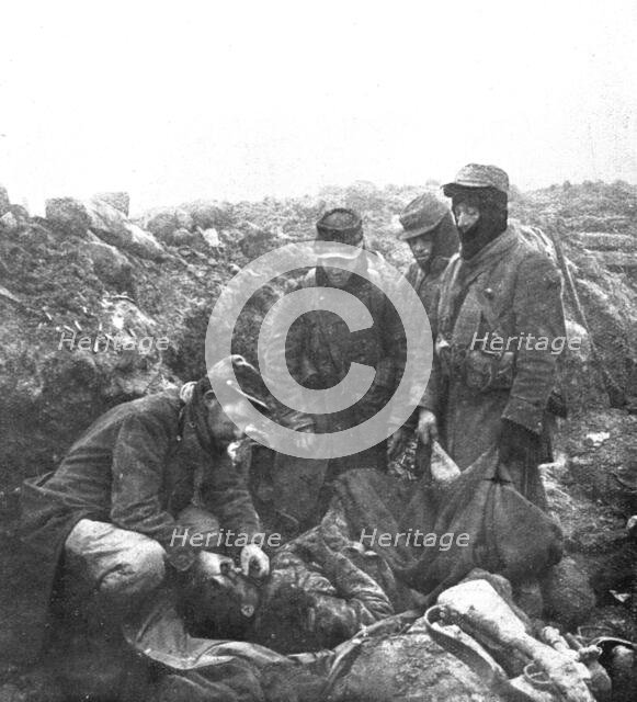 'Dans les Hauts-de-Meuse; des sapeurs viennent de rejoindre et de sauver un blesse', 1915. Creator: Unknown.