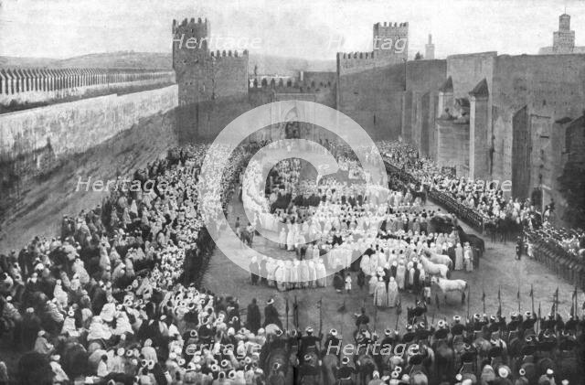 'A Fez, pendant la fete de l'aid el Kebir: presentation des Cadeaux au Sultan du Maroc..., 1916. Creator: Unknown.