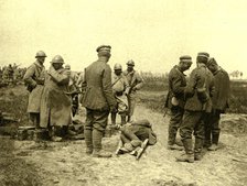 '' A l'est de Montdidier; Halte de prisonniers allemands ramenant un blesse', 1918. Creator: Unknown.